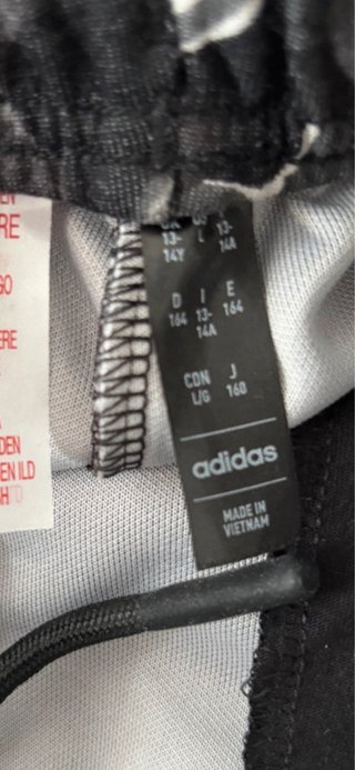 Pantalón Adidas estampado. Talla 14/15 años