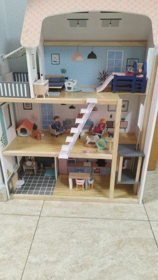 Casa de muñecas de madera