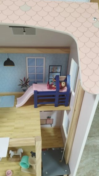 Casa de muñecas de madera