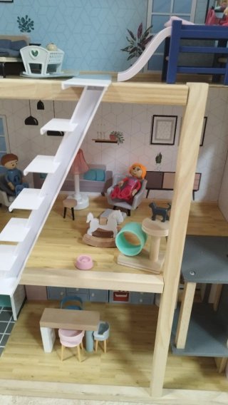 Casa de muñecas de madera