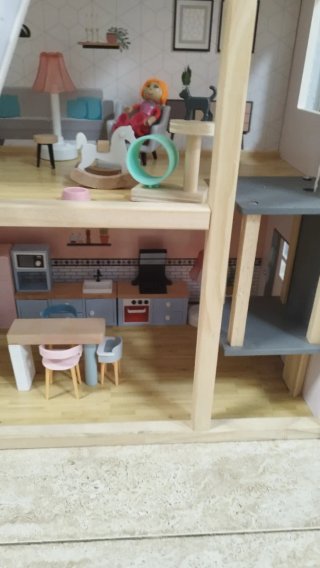 Casa de muñecas de madera