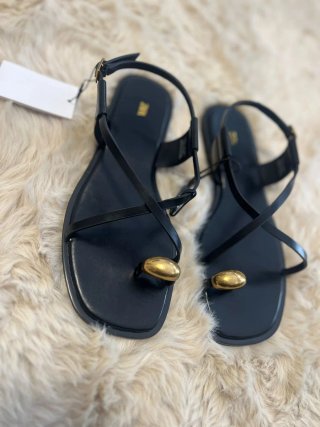 Sandalias Zara negras con detalle dorado