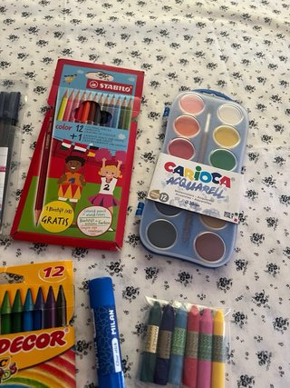 Pack material escolar: pinturas, lápices, tijeras