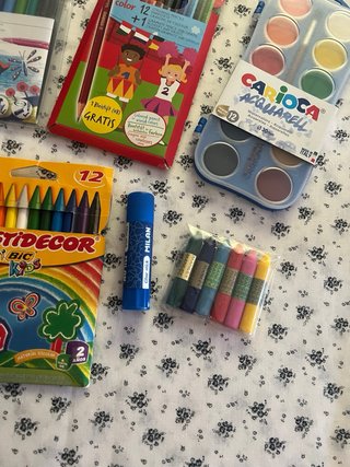 Pack material escolar: pinturas, lápices, tijeras