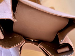 Bolso rosa efecto piel con tachuelas