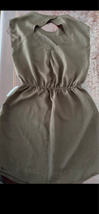 Vestido verde con tachuelas