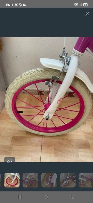Bicicleta infantil rosa y blanca