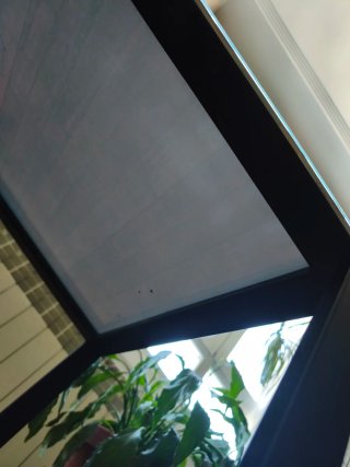 Mesa baja cristal y metal azul