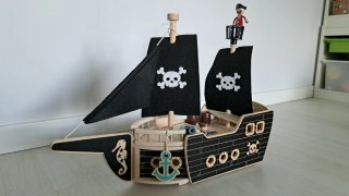 Barco Pirata de Madera con Figuras