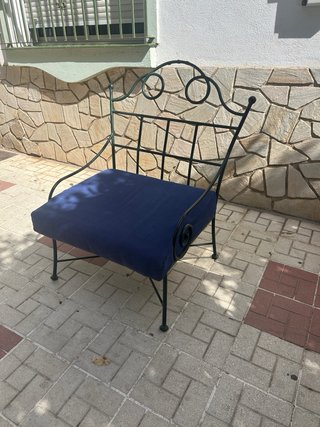 Sillón de metal con cojín azul