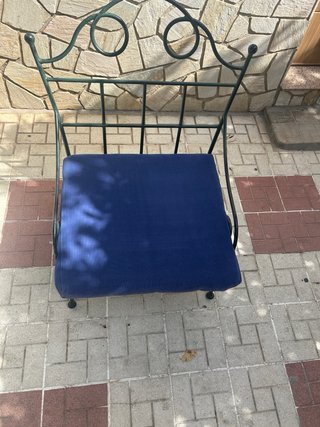 Sillón de metal con cojín azul