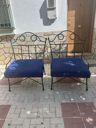 Sillón de metal con cojín azul