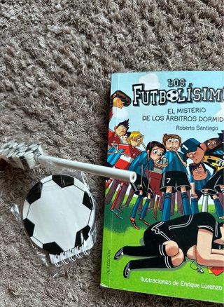 Libro Los Futbolísimos, con accesorios