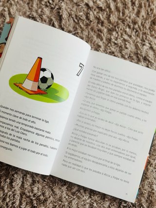 Libro Los Futbolísimos, con accesorios