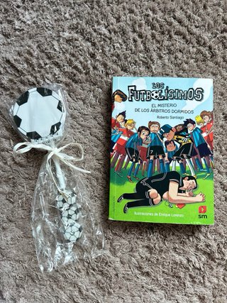 Libro Los Futbolísimos, con accesorios