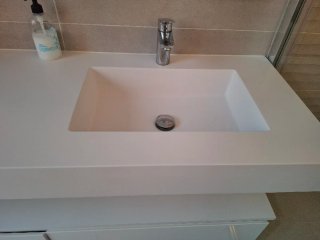 Doble lavabo de piedra con mueble