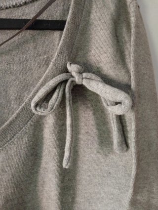 Chaqueta de punto gris con lazo