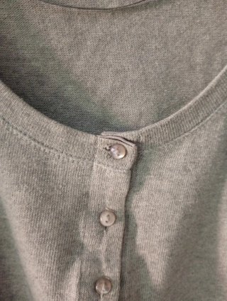 Chaqueta de punto gris con lazo