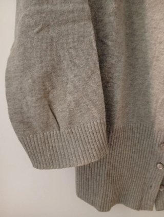Chaqueta de punto gris con lazo