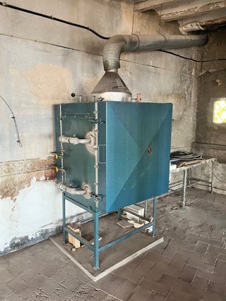 Horno de cerámica industrial, muy grande y pesado.