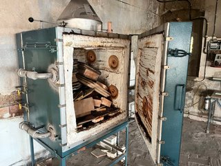 Horno de cerámica industrial, muy grande y pesado.