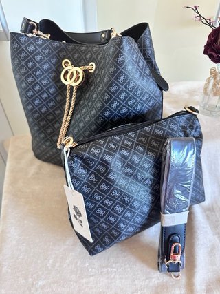 Bolso Saco Negro con Detalles Dorados