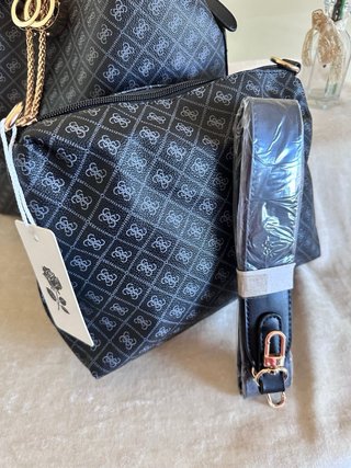 Bolso Saco Negro con Detalles Dorados