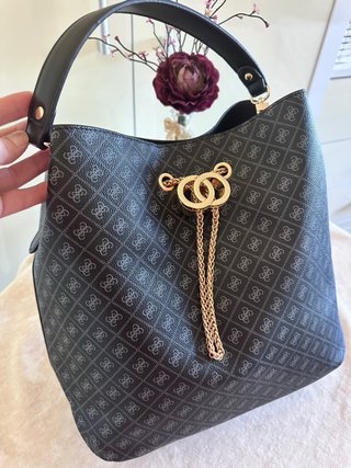 Bolso Saco Negro con Detalles Dorados