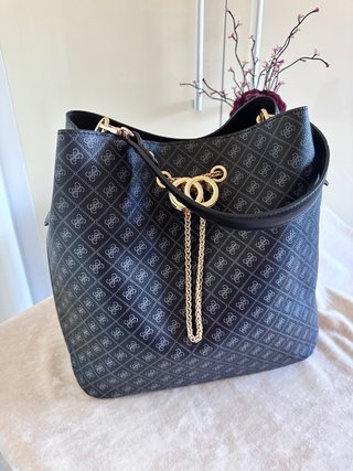 Bolso Saco Negro con Detalles Dorados