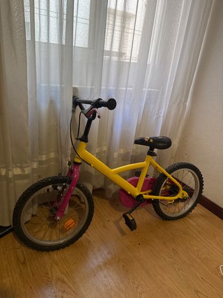 Bicicleta infantil amarilla y rosa