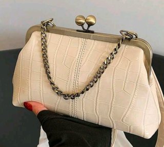 Bolso de mano beige con cadena