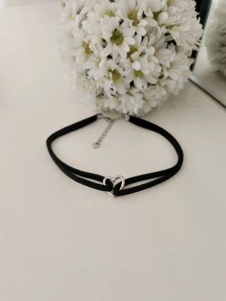 Collar choker negro con corazón plateado