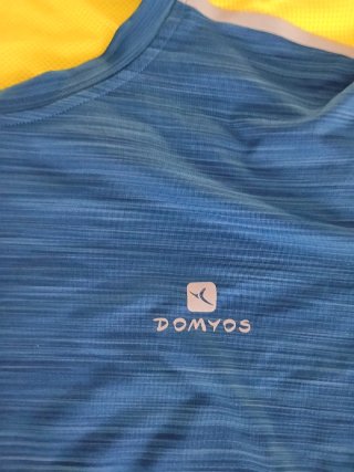 Camiseta deportiva Domyos azul y amarillo Talla L