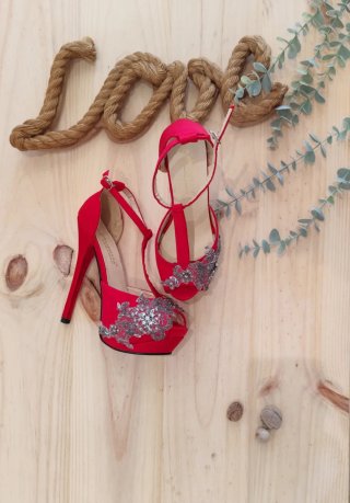 Zapatos de fiesta rojos con pedrería