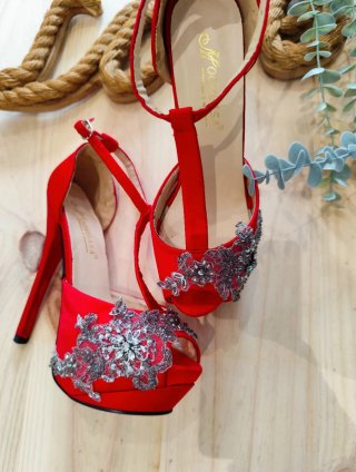 Zapatos de fiesta rojos con pedrería