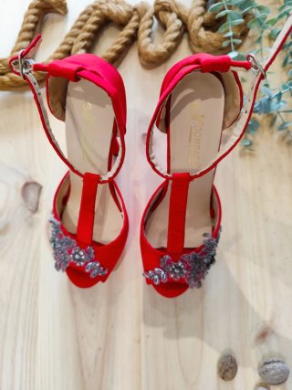 Zapatos de fiesta rojos con pedrería
