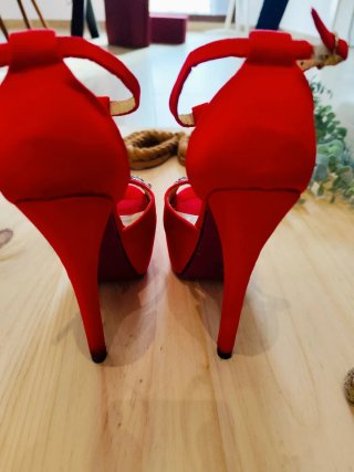 Zapatos de fiesta rojos con pedrería
