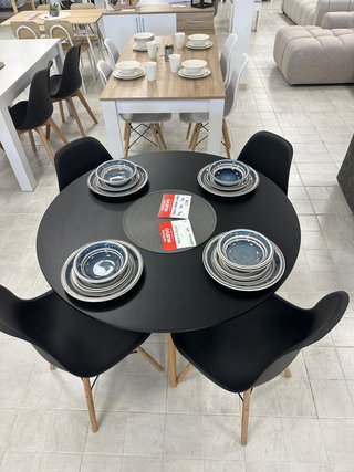 Mesa redonda negra con 4 sillas negras