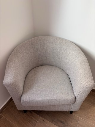 Sillón tapizado gris