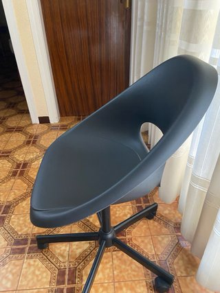 Silla negra de ruedas