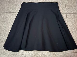 Falda negra básica con volante talla S