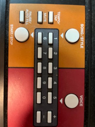 Teclado Yamaha con banqueta y cables