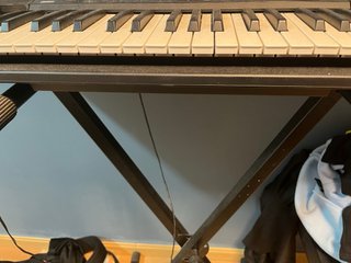 Teclado Yamaha con banqueta y cables