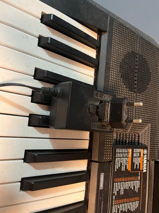 Teclado Yamaha con banqueta y cables