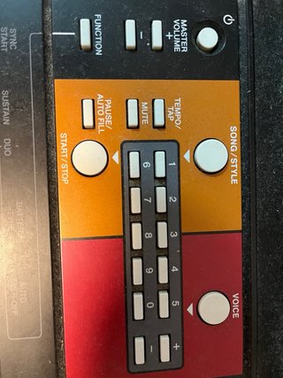 Teclado Yamaha con banqueta y cables