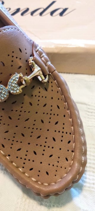 Mocasines Renda Beige con Detalle Dorado