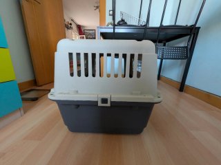 Transportín perro gris y blanco