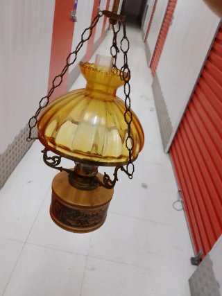 Lámpara de aceite antigua decorada