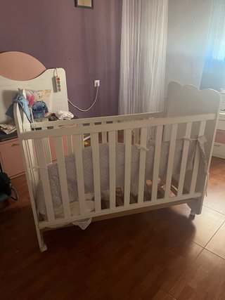 Cuna de madera blanca con diseño
