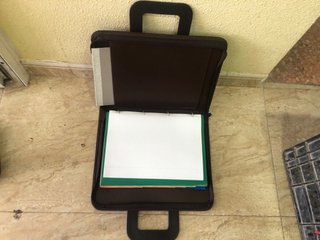 Maletín de piel con logo G y ITALY
